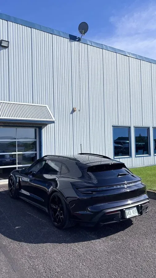 Porsche Taycan noire — protection nanocéramique