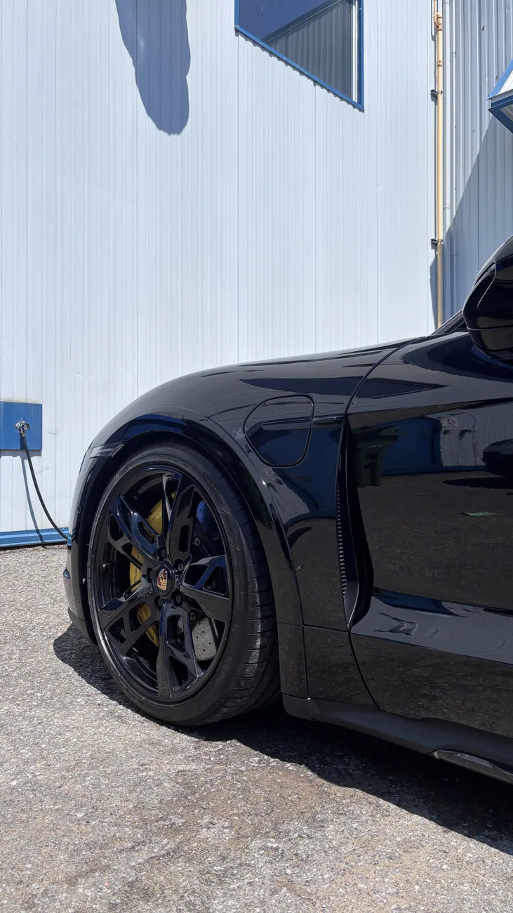 Porsche Taycan Turbo S — tapis et habitacle